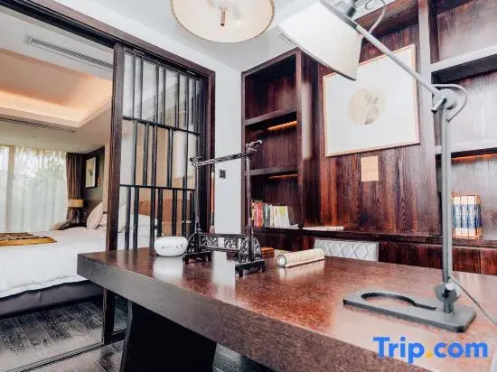 Double Suite (full double bed)