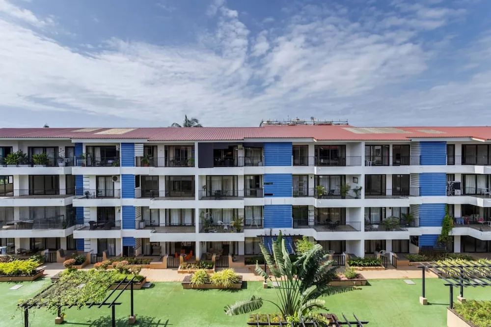 Luxe 1bhk w Pool Sauna 1km to the Beach