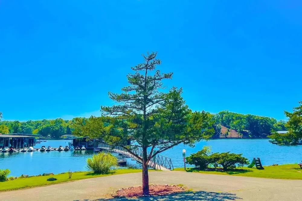 1 Mi to Lake of the Ozarks: Condo w/ Pool Access