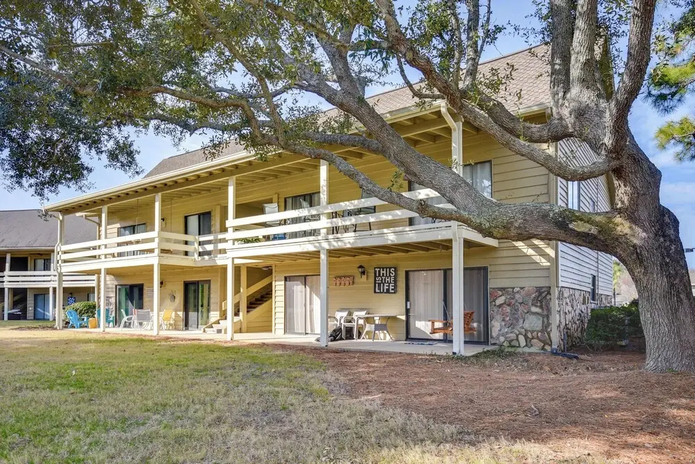 Bright Miramar Beach Condo - Walk to Beach!