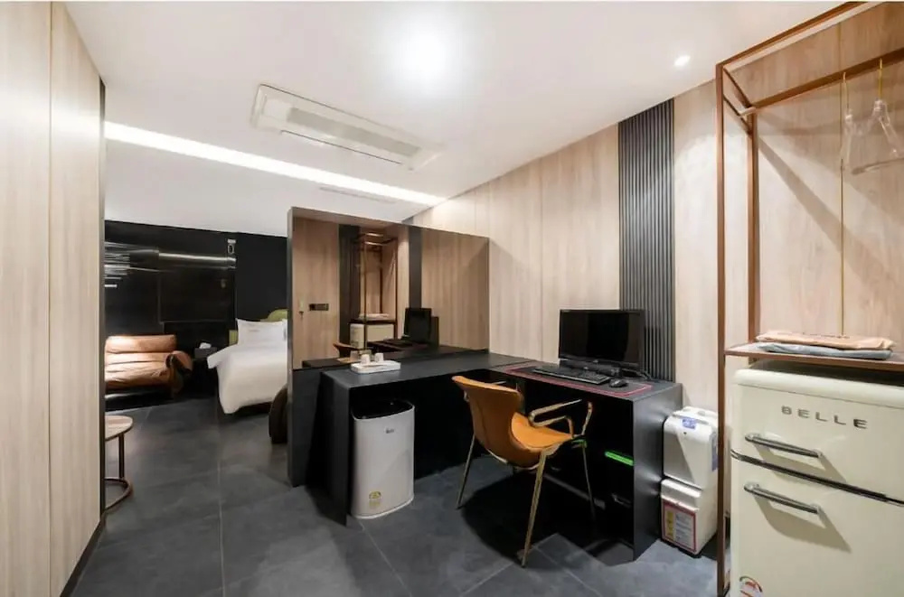 Deluxe Double room (full double bed)