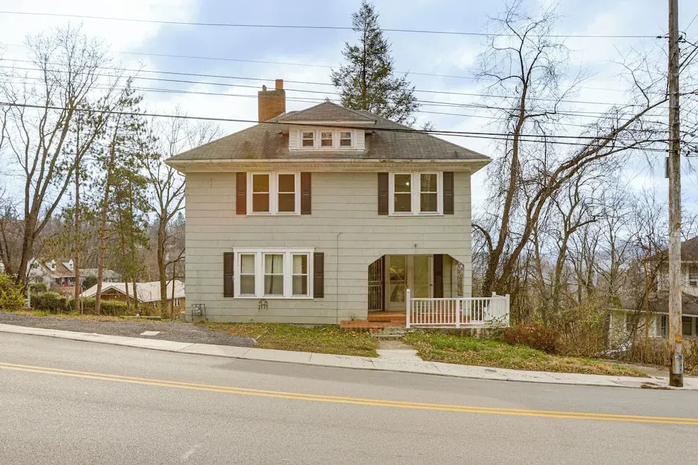 Near University Ave! Pet-friendly 3BR w/ Foosball!