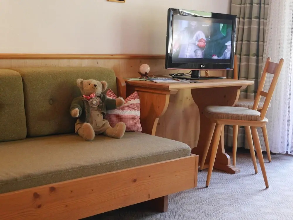 標準雙人房，設有陽台及山景，配有雙人床。