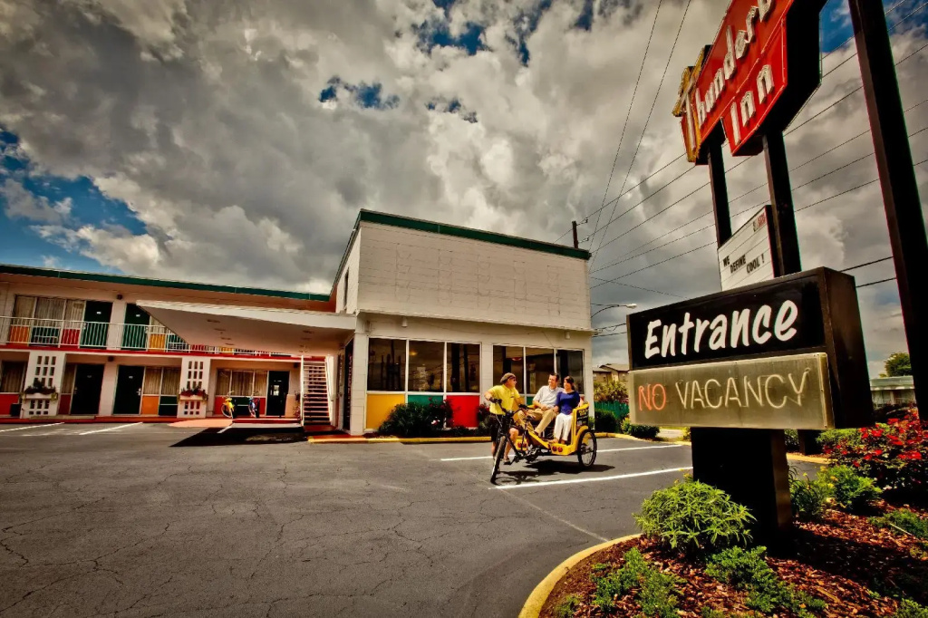Thunderbird Inn