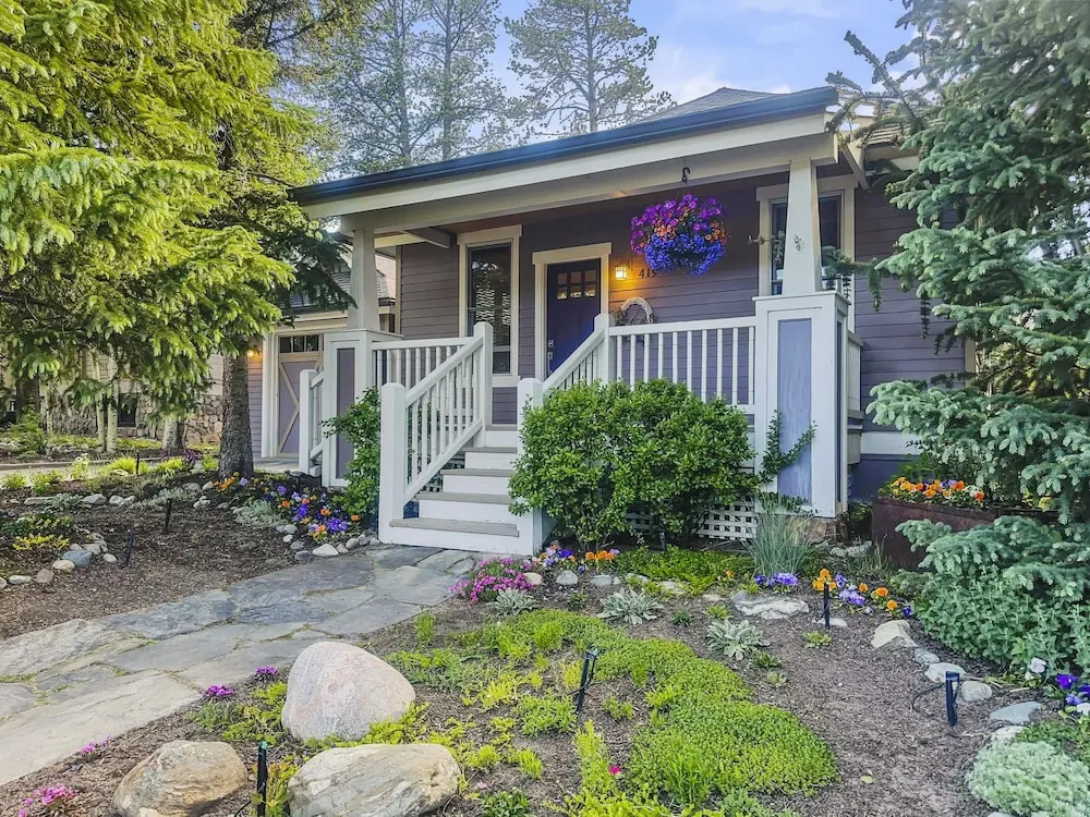 The French St Retreat 4 Bedroom Home by RedAwning