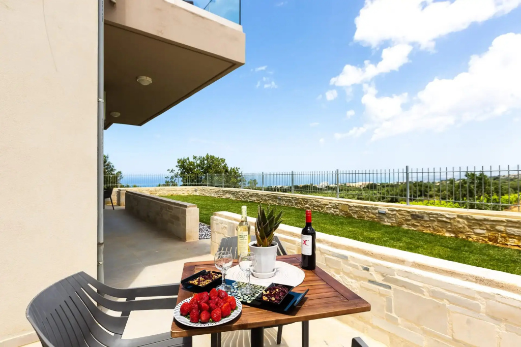 1 Bedroom Superior Basement Apartment with sea view