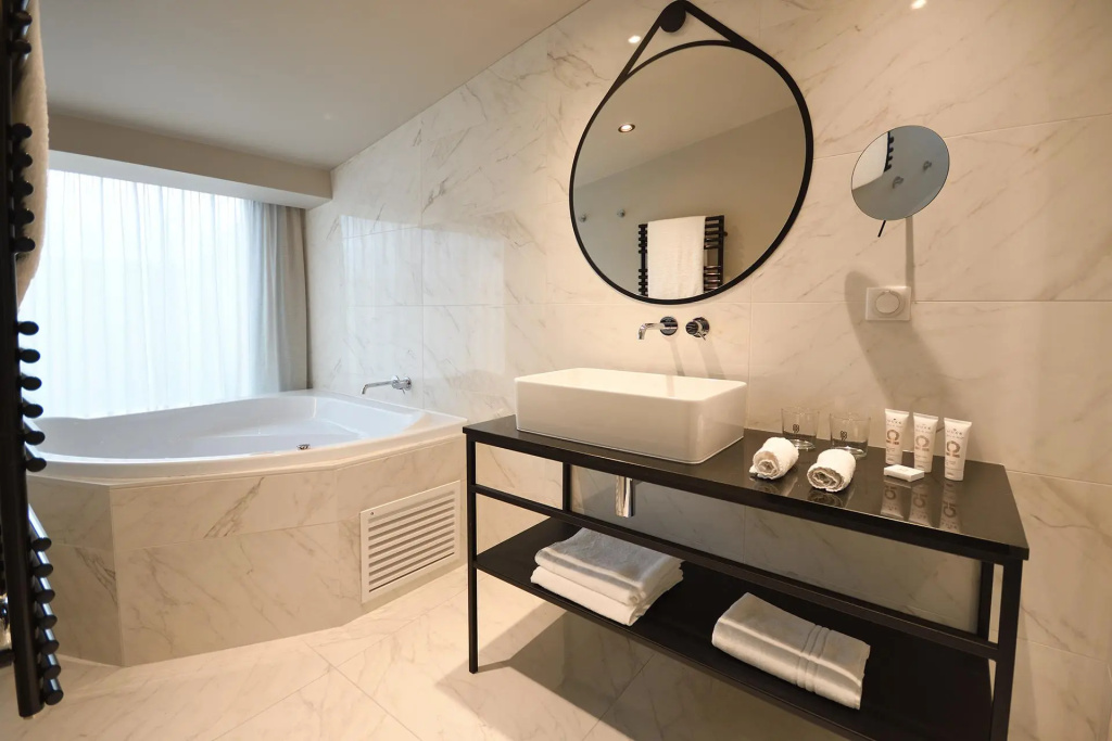 Deluxe Double room with balcony (full double bed)
