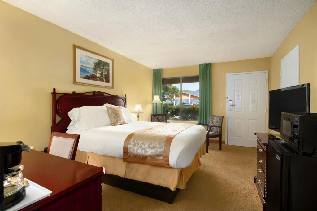 Ramada by Wyndham Temple Terrace/Tampa North — 5