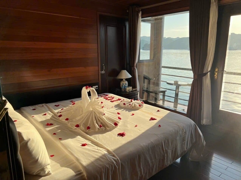 Mira of the Sea Cruise Lan Ha Bay in Ha Long