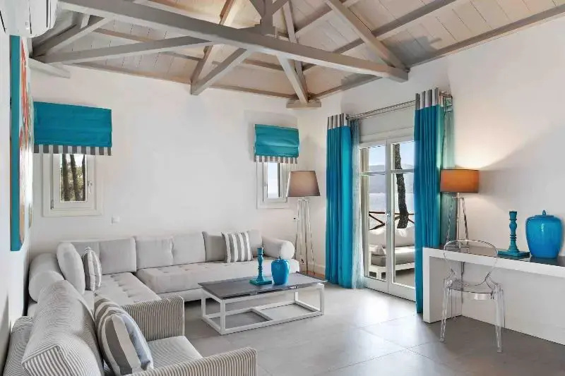 Suite with balcony and seafront