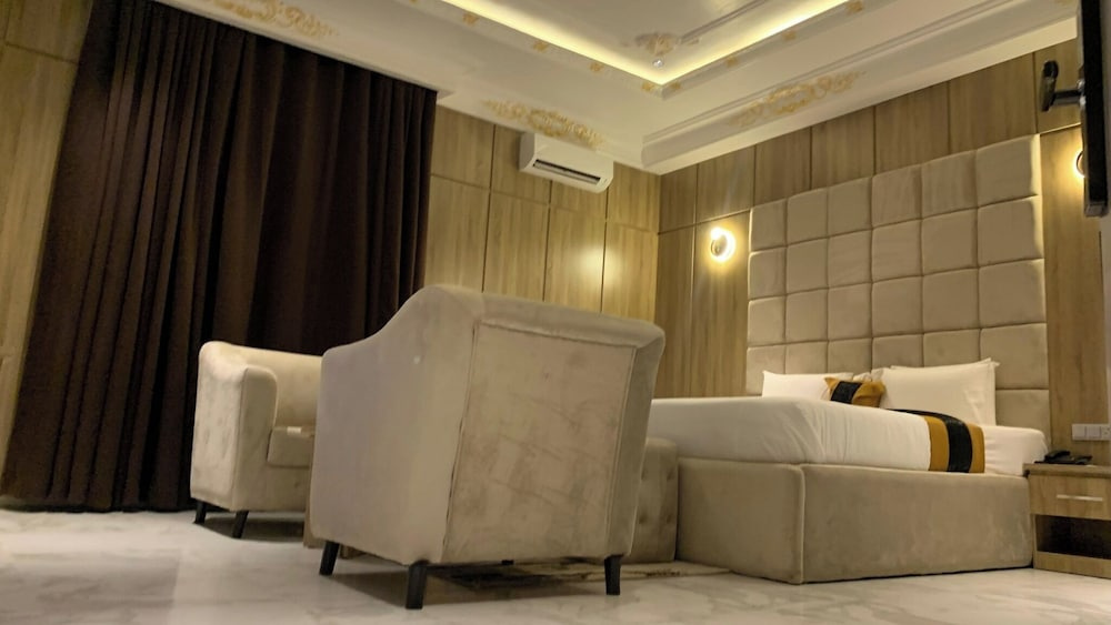 Onyx Royal Hotel And Suites