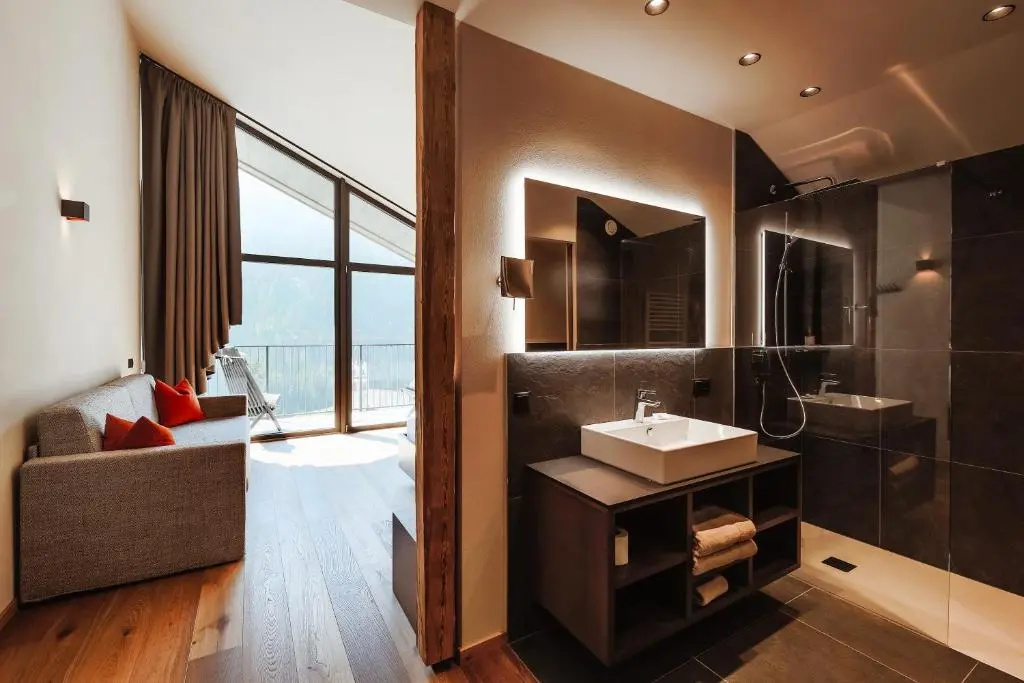 Standard room with mountain view