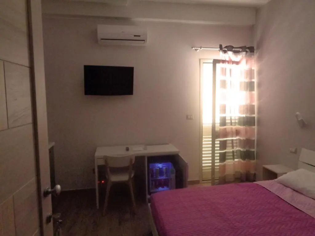 Deluxe Double room (full double bed)