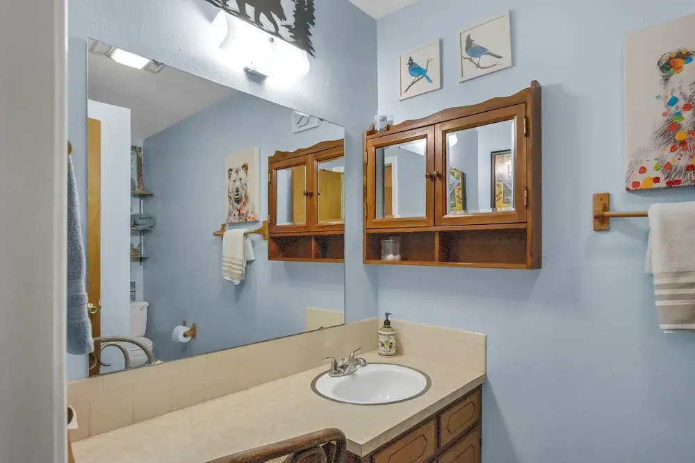 Eagle's Nest - Hot Tub, Deck & Prime Location 2 Bedroom Cabin - фото 10