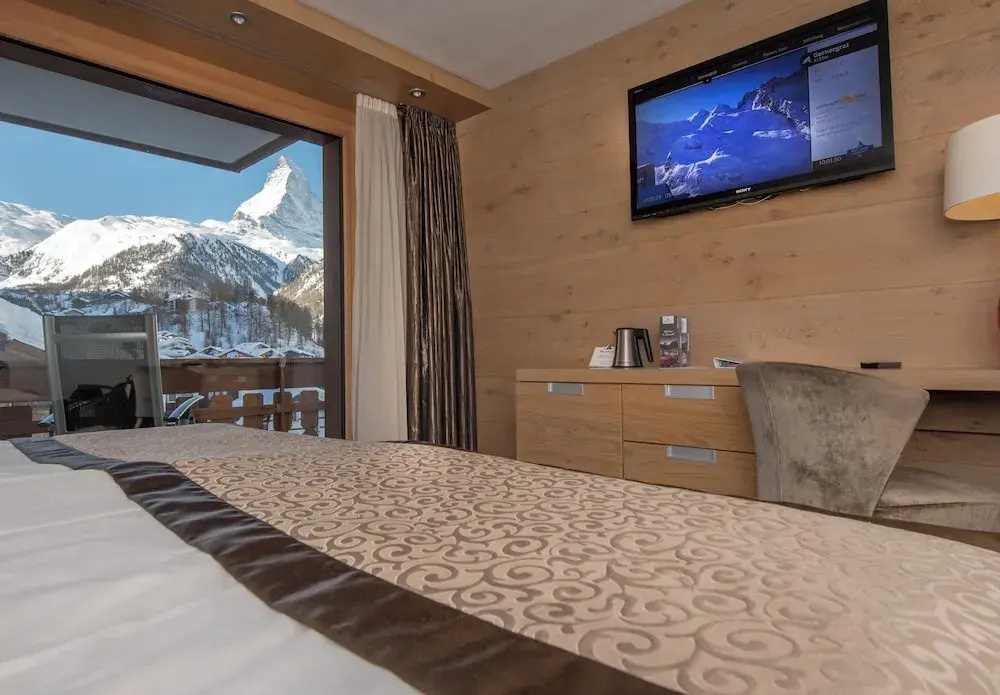 Deluxe Double room with balcony and with mountain view (full double bed)