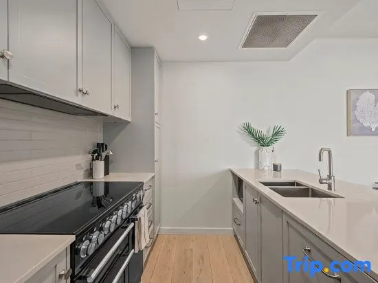 Sea Dunes Luxury Apartment - 10 steps to the beach