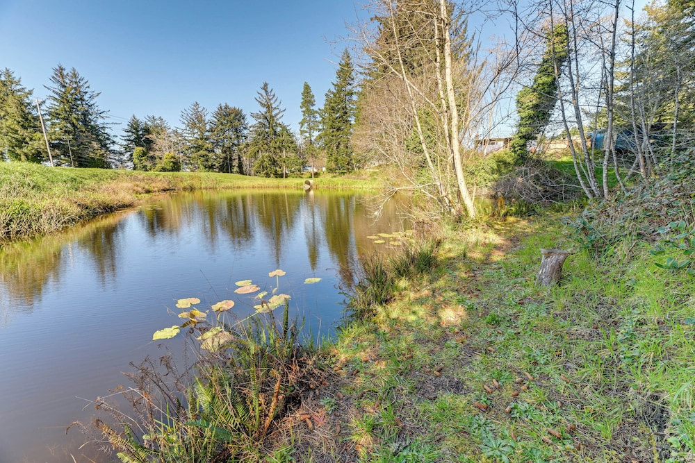 On-site Creek & Fishing: Cozy Coos Bay Retreat!