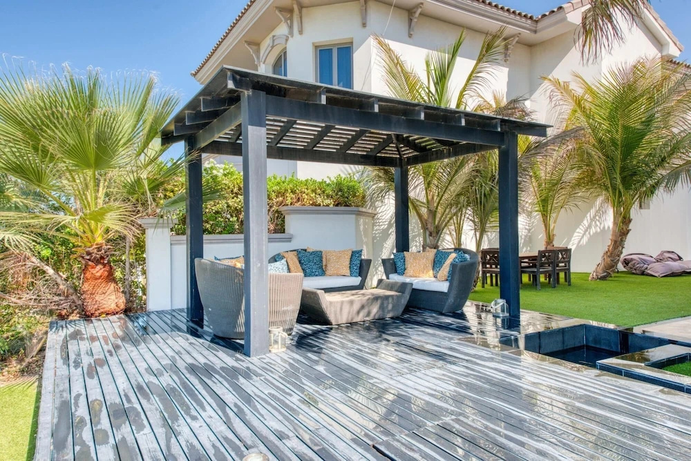 Glamourous Beachfront Villa on The Palm w Pool