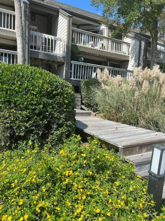 1622 Live oak Park
