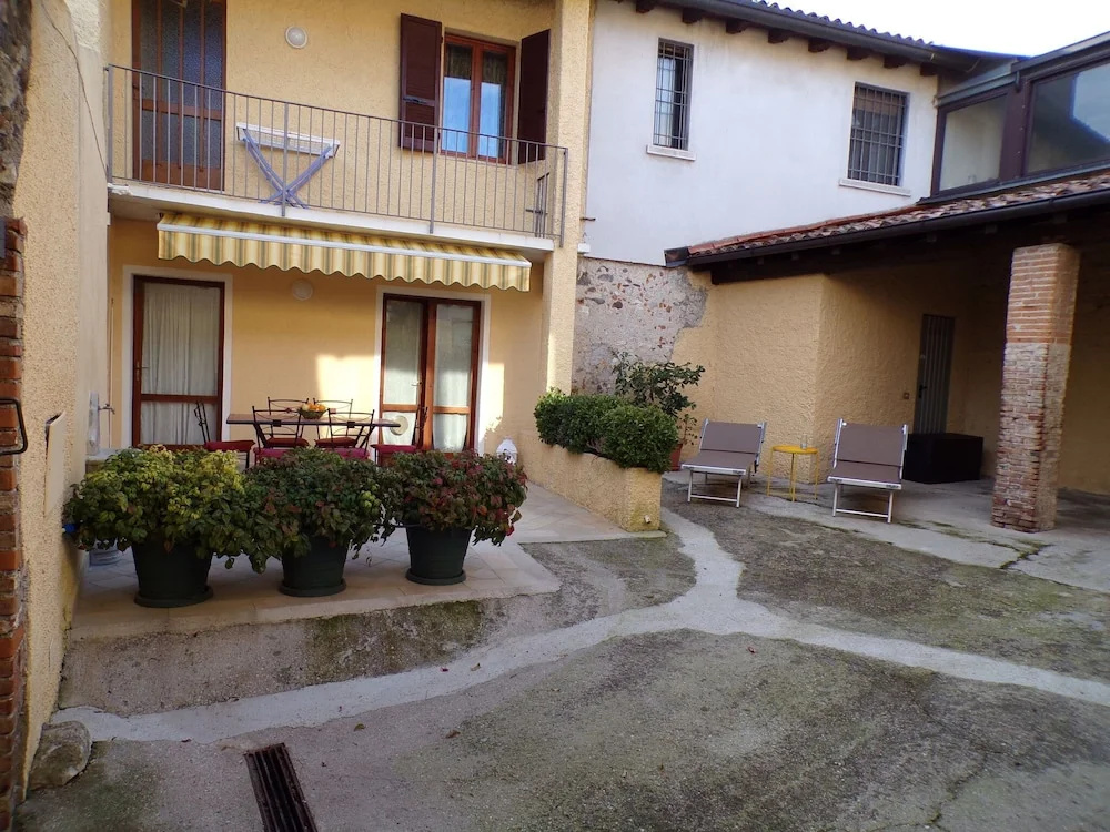Quaint Holiday Home in Puegnago del Garda With Balcony