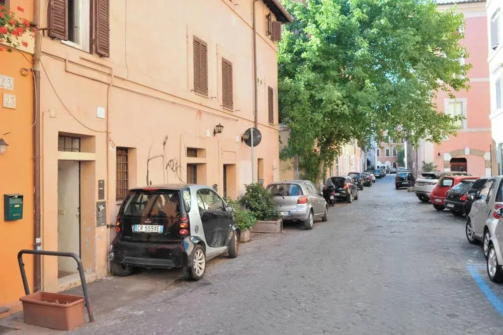 Unique 3 Bed Flat in the Heart of Trastevere