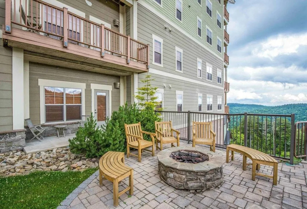Soaring Eagle # 216 2 Bedrooms, 2 Full Baths:slopeside, Hot Tubs, Underground Parking