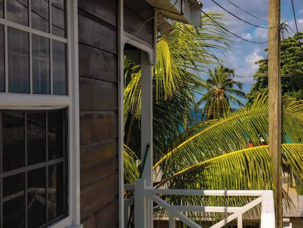 Sheridan's Place - 1 Minute Walk to the Beach