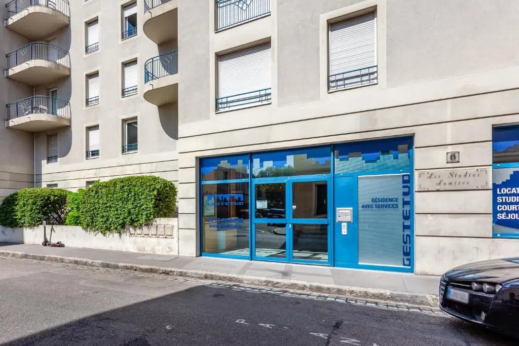 "Lumières", beau studio 2 étoiles, faculté Lyon 3