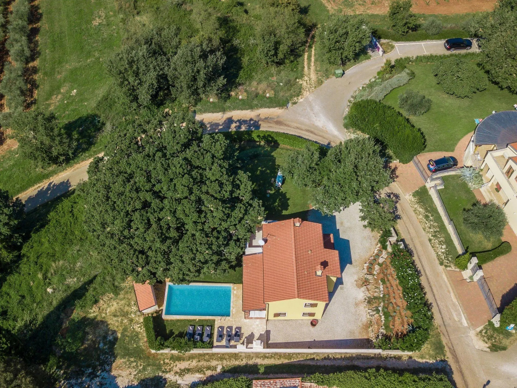 Adorable holiday home with private swimming pool and terrace !