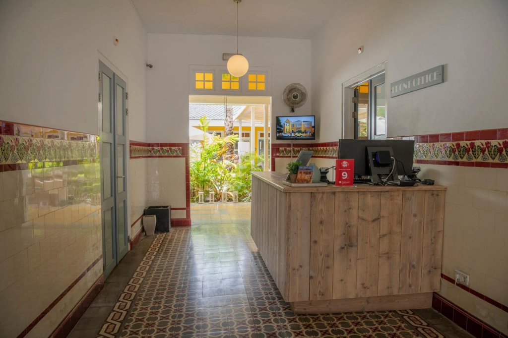Lobby & Reception