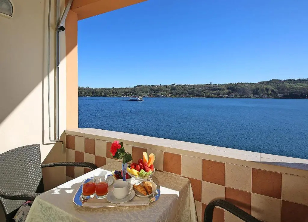 Standard Double room with lake view (full double bed)