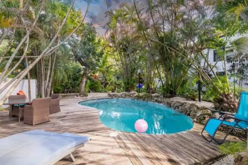 Pool Parking 2 Bedroom Retreat Sleeps 5