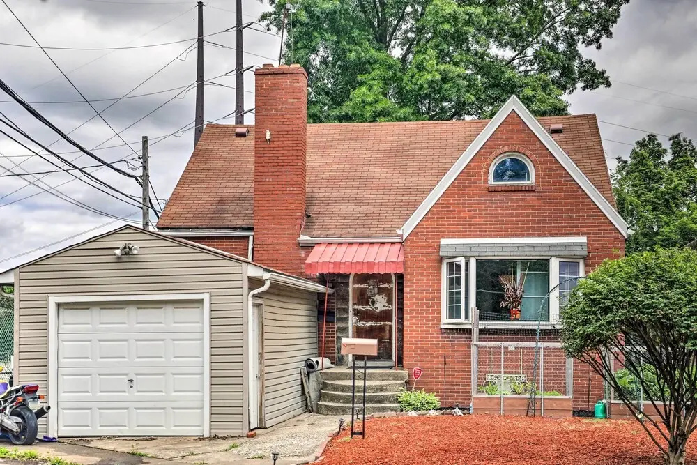 Pittsburgh Home w/ Pool, Fire Pit + Game Room