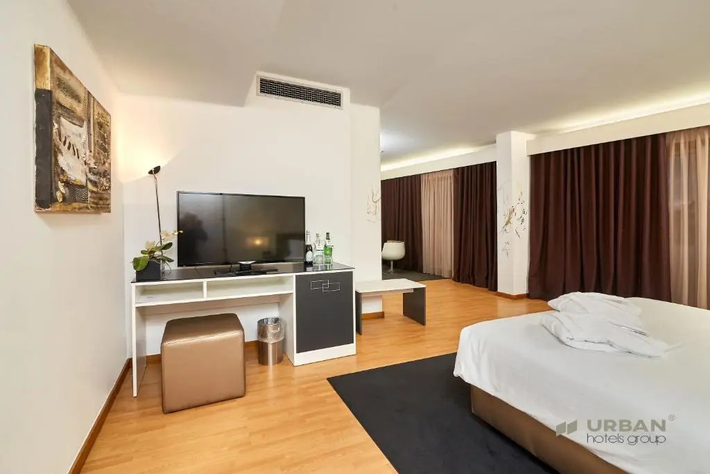 Urban Hotel Amadeos - Chambres