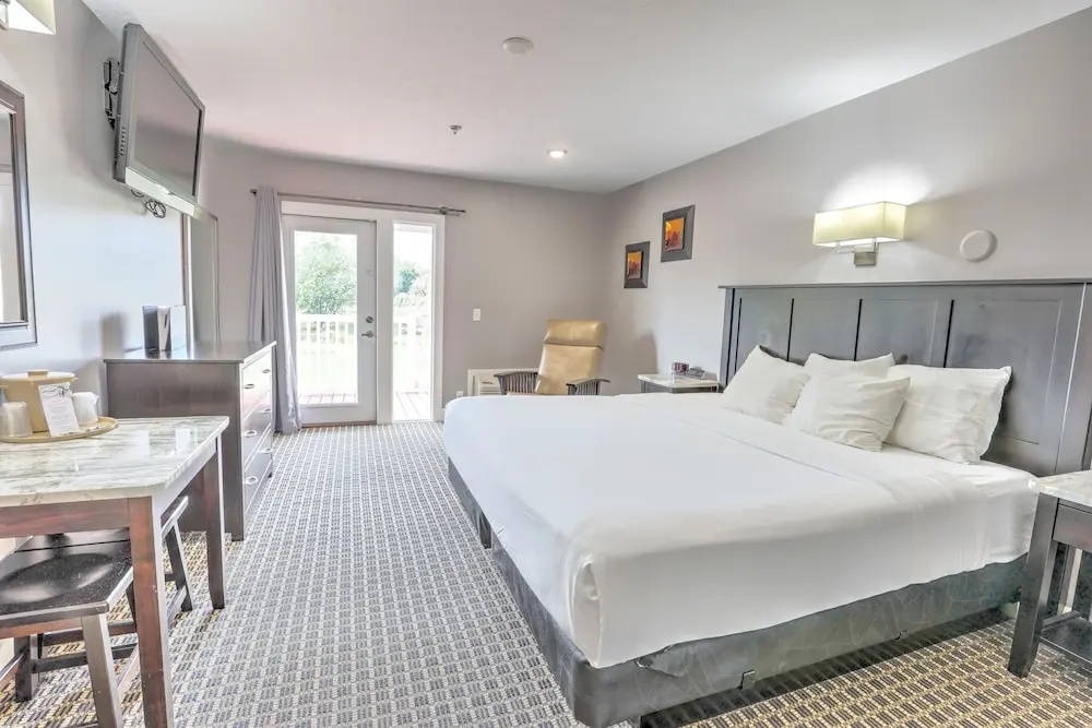 Deluxe Double room with balcony (full double bed)