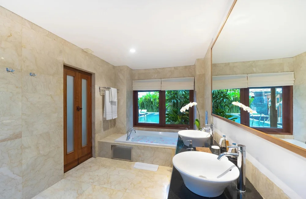 Legian Beach Hotel