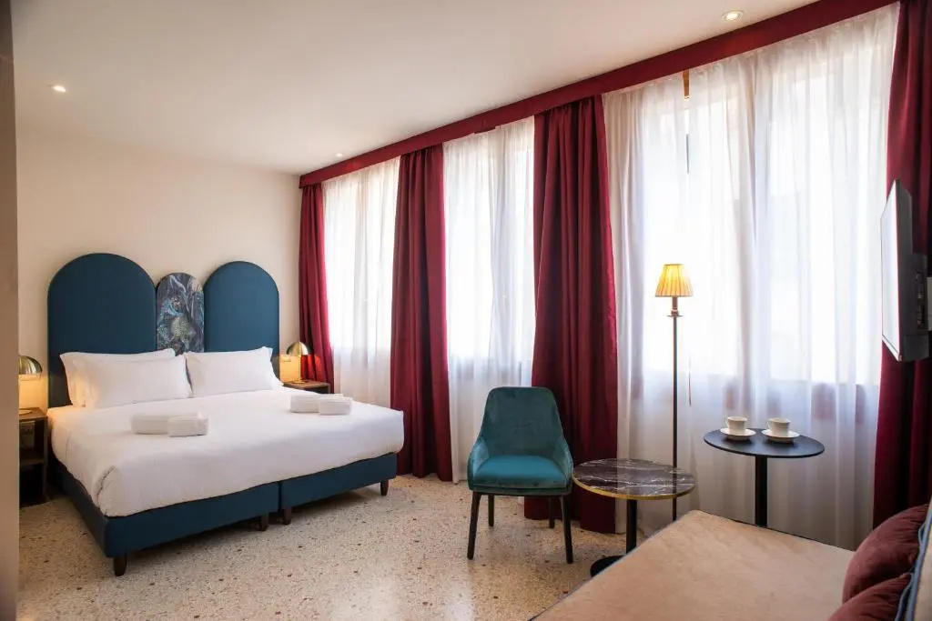Deluxe Double room (full double bed)