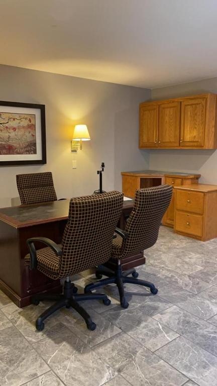 Executive Inn Ridgeway — 2