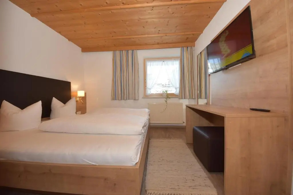 3 Bedrooms Apartment
