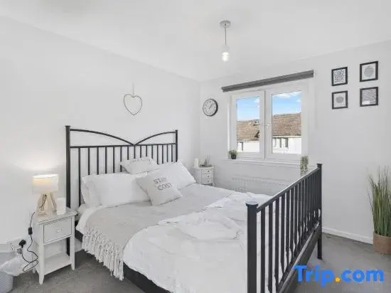 Saughton 2BR | Free Private Parking | Near Tram