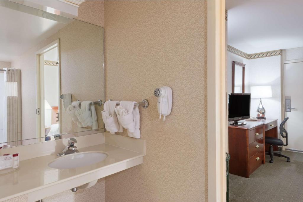 Двухместный номер Standard с видом на бассейн 2 отдельные кровати в Ramada by Wyndham Boston