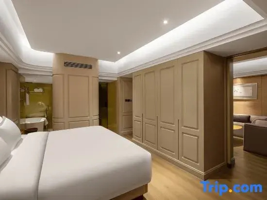 Suite with city view