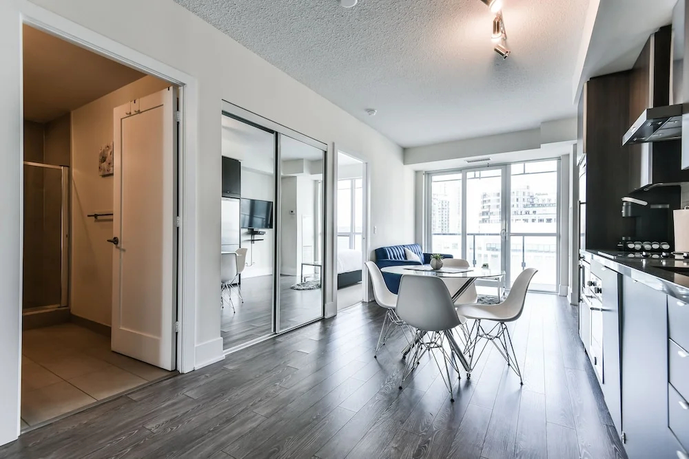 Front Street Luxury Condos - фото 2