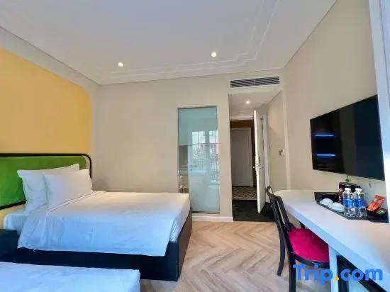 Standard Double room with city view (full double bed)