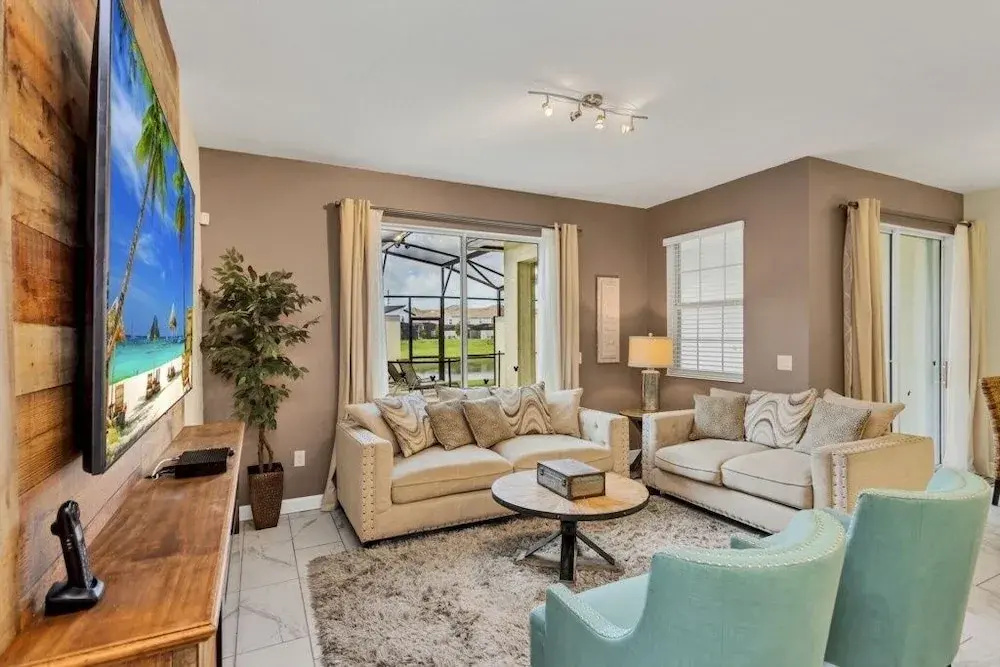 Storey Lake 4 Bed Townhome! 4 Bedroom Townhouse by Redawning