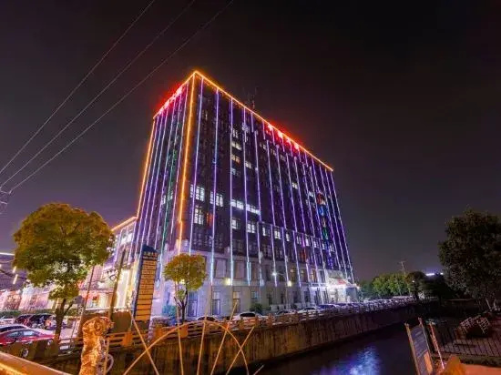 i Electronic Sports Hotel (Shanghai Hongqiao Airport Jiuting Subway Station)