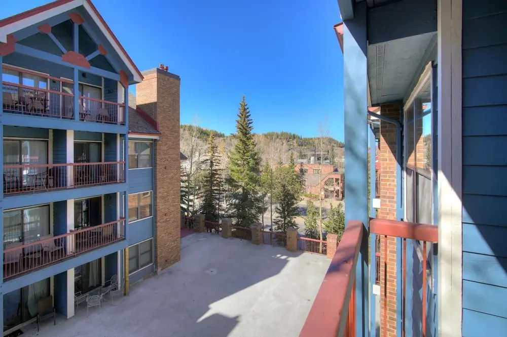 Steps to Mountain & Main St- 1 Bedroom 1 Condo