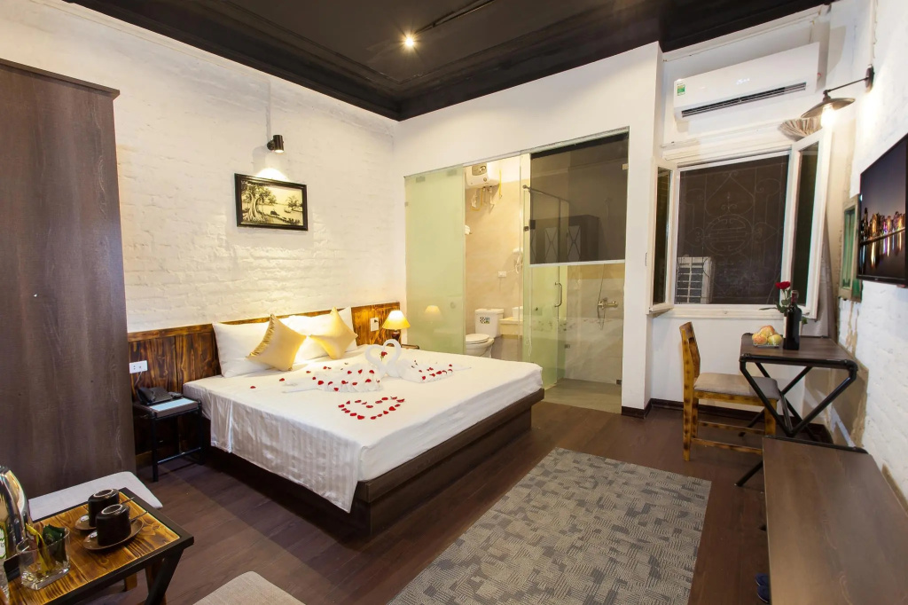 Deluxe Double room (full double bed)