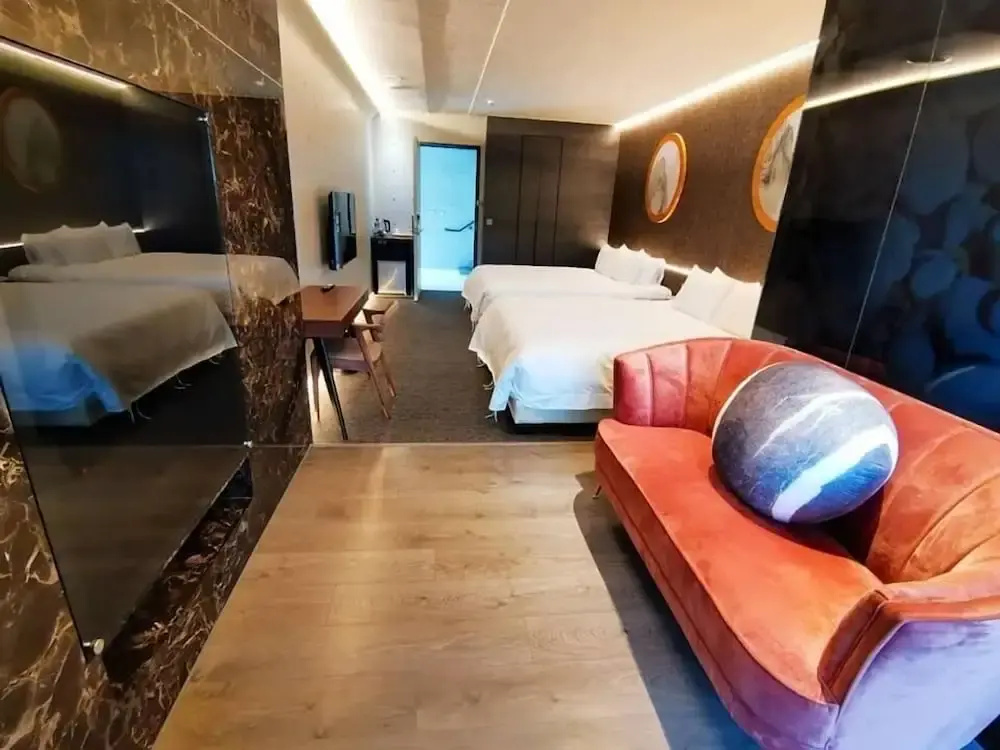 Deluxe Quadruple room with street view