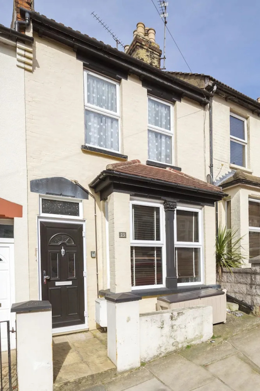 Cecil House - An Inviting 3-bedroom in Rochester